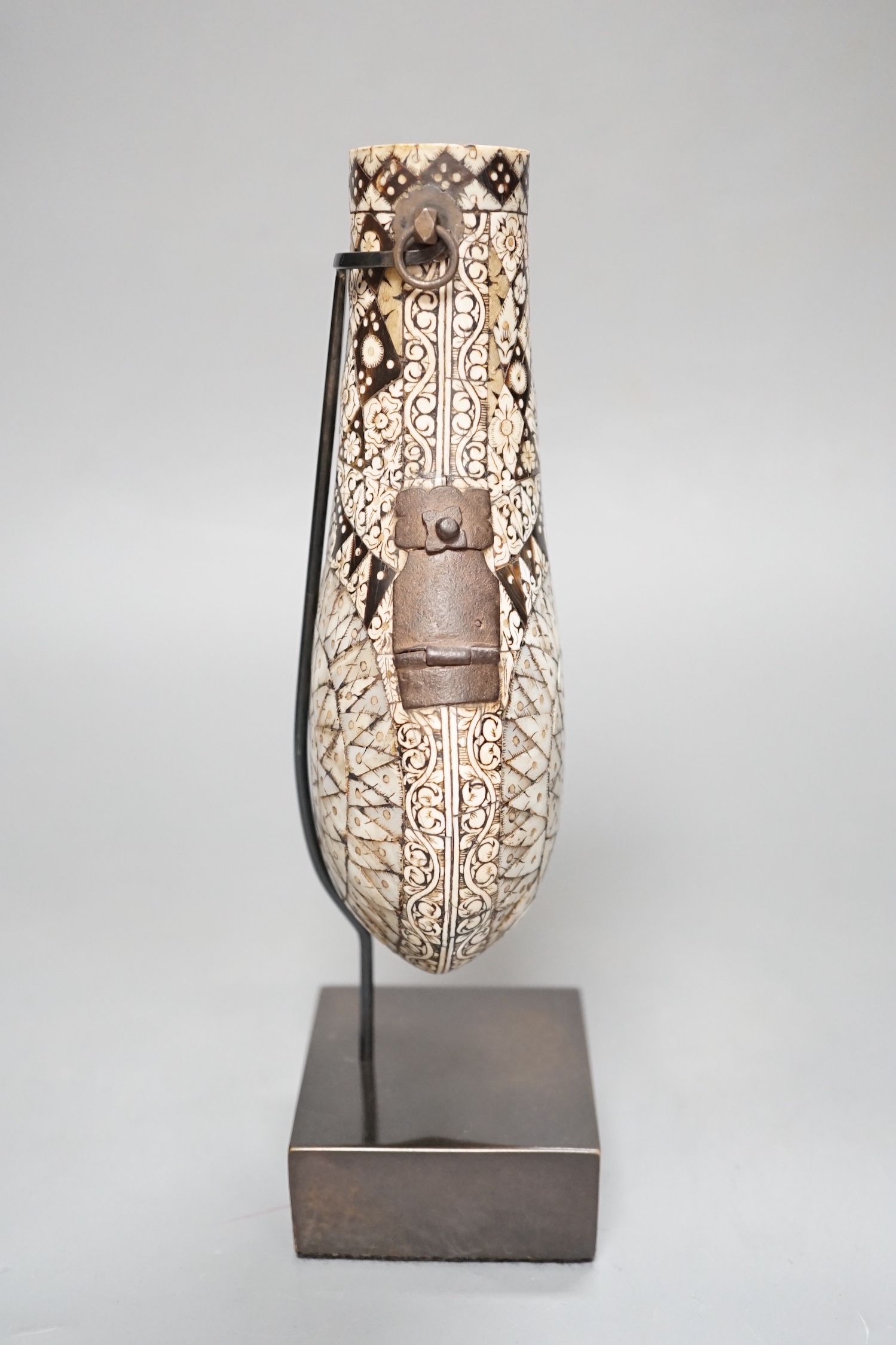 A powder flask, Etawah, India, 19th century, Mother-of-pearl, ivory, horn and black lac on wood - 17cm